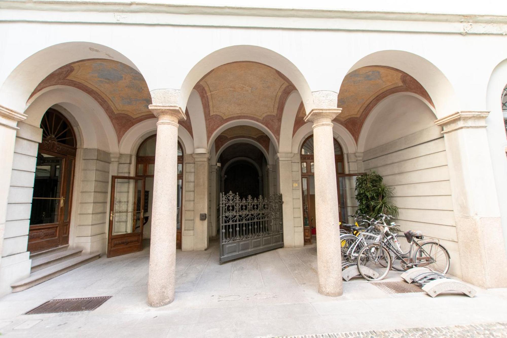 Luxury Apartment Near Duomo Italia 38 Milan Exterior photo